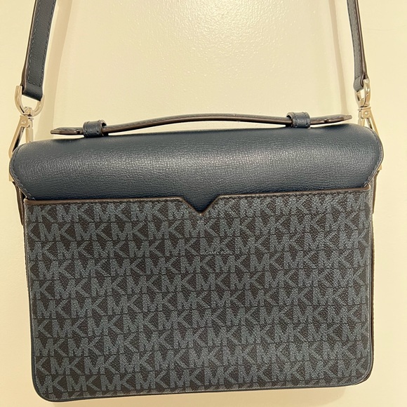 Michalel Kors Model Number 35S1SXOM2B / ROSE MESSENGER - Picture 5 of 15